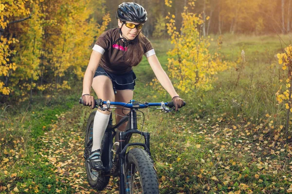 Girl cyclist in nature on a mountain bike, concept sports — Stock Photo, Image