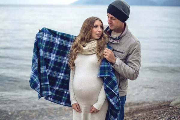 Mladá krásná těhotná žena zabalený do deky — Stock fotografie