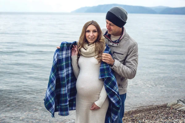 Giovane bella donna incinta avvolta in una coperta — Foto Stock