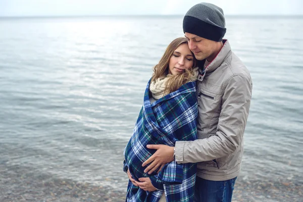 Mladá krásná těhotná žena zabalený do deky — Stock fotografie