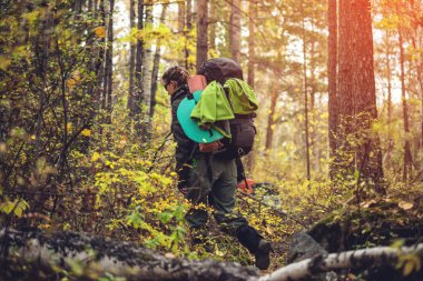 dağ ormanda gidiş sona bir sırt çantası ile kız