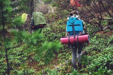 dağ ormanda gidiş sona bir sırt çantası ile kız