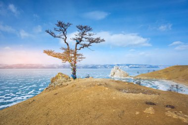 Kış aylarında donmuş Baykal Gölü doğal görünümünü