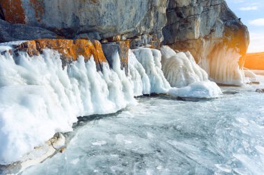 Kış aylarında donmuş Baykal Gölü doğal görünümünü