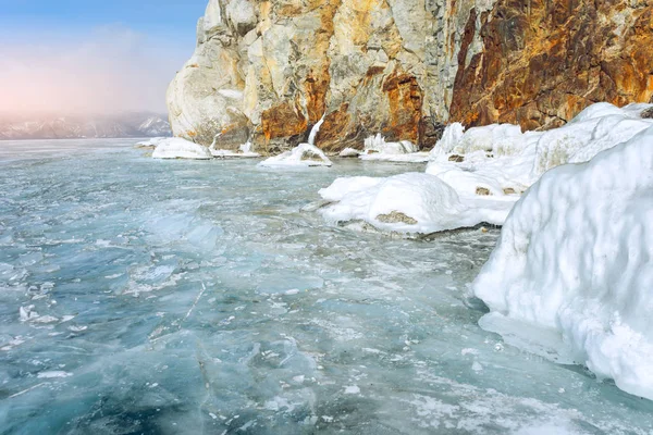 Γραφική θέα από την παγωμένη λίμνη Βαϊκάλη κατά τη διάρκεια του χειμώνα — Φωτογραφία Αρχείου