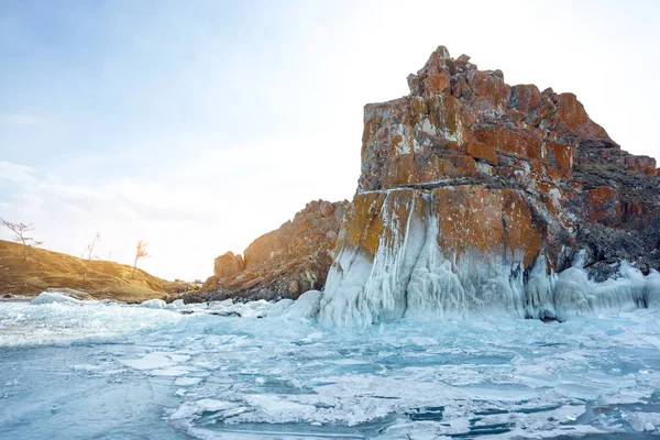 Живописный вид замёрзшего озера Байкал зимой — стоковое фото