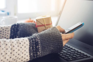 hediye kutusu ve dizüstü bilgisayar, e-alışveriş kavramı