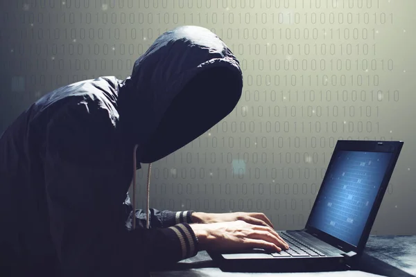 Adulto online hacker internet anônimo com rosto invisível — Fotografia de Stock