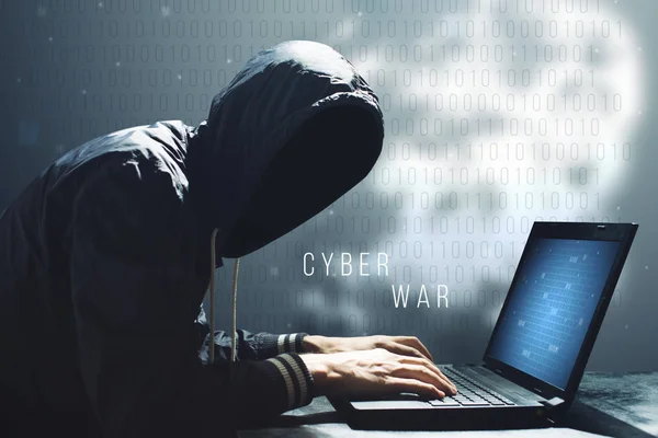 Hacker dengan laptop memulai serangan cyber — Stok Foto