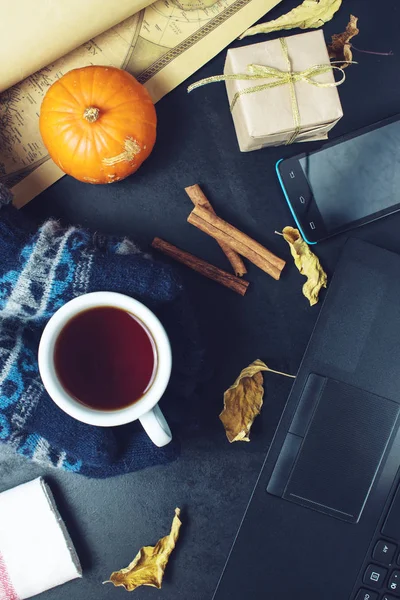 man holds coffee with your hands to warm up