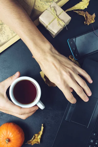 man holds coffee with your hands to warm up