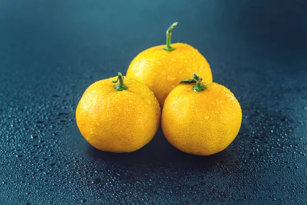Zralé mandarinky ve vodní kapky na černém pozadí — Stock fotografie