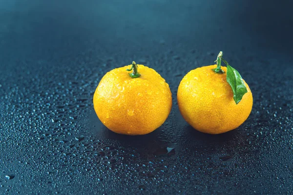 Zralé mandarinky ve vodní kapky na černém pozadí — Stock fotografie