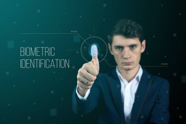 Parmak izi tarayıcı ile Biyometrik kimlik geçen adam