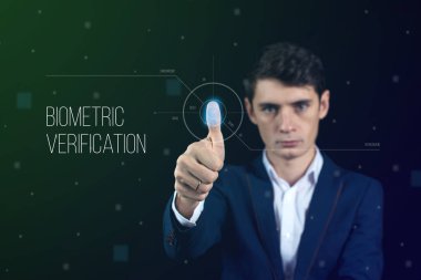 Parmak izi tarayıcı ile biyometrik doğrulama geçen adam