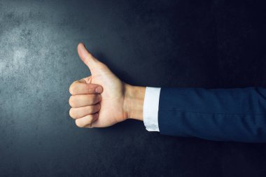 Böyle. başparmak ile insan eli