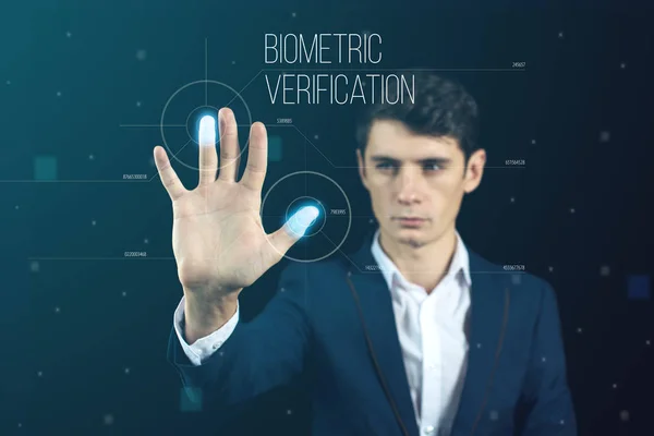 Uomo che passa la verifica biometrica con scanner di impronte digitali — Foto Stock