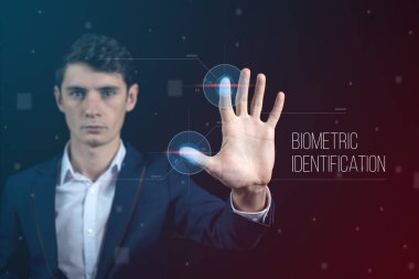 Parmak izi tarayıcı ile Biyometrik kimlik geçen adam