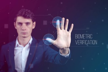 Parmak izi tarayıcı ile Biyometrik kimlik geçen adam