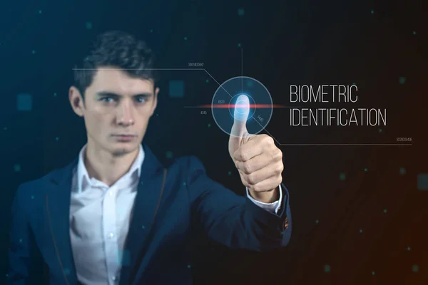 Человек, проходящий биометрическую идентификацию со сканером отпечатков пальцев — стоковое фото