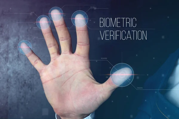 Uomo che passa l'identificazione biometrica con scanner di impronte digitali — Foto Stock