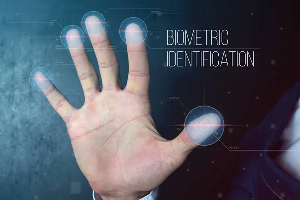 Uomo che passa l'identificazione biometrica con scanner di impronte digitali — Foto Stock