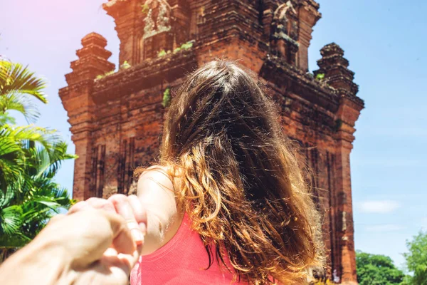 Mulher descobrindo um templo antigo segurando a mão do namorado . — Fotografia de Stock