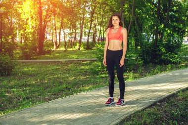 kadın yaz eğitim parkında çalışıyor.