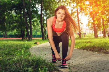 ayakkabı - ayakkabı bağcık bağlama kadın closeup çalışan.