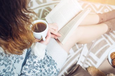 kız sıcak yatakta kitap okumak içme kahve çorap