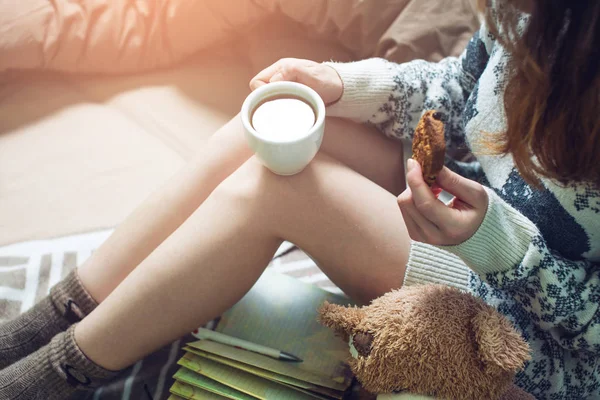 Ragazza lettura libro a letto con calze calde bere caffè — Foto Stock