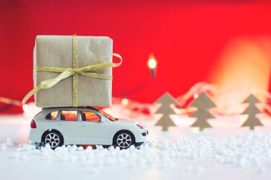 Noel için çatı hediye oyuncak araba sürdürmektedir