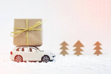 Noel için çatı hediye oyuncak araba sürdürmektedir