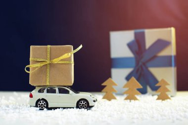 Noel için çatı hediye oyuncak araba sürdürmektedir