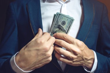 adam işadamı cebinde bir rüşvet olarak not alma