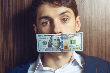 kapalı ağız bill ile takım elbiseli adam işadamı