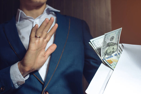 бизнесмен в костюме отказывается брать взятку
