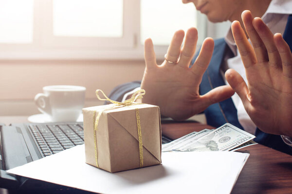 бизнесмен в костюме отказывается брать взятку
