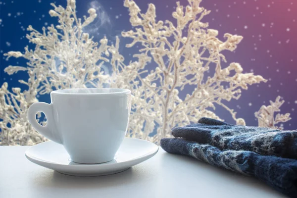 Cup with hot drink and mittens on the winter background — Stock Photo, Image