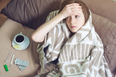 genç kadın ile soğuk yatakta yatan hasta