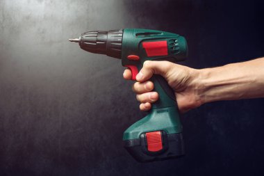 vida vidalama için bir tornavida tutan erkek el