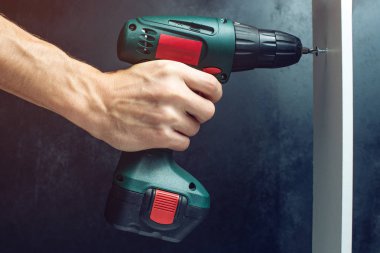 vida vidalama için bir tornavida tutan erkek el