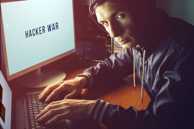 hacker karanlıkta bilgi çalmak için erişim tatili