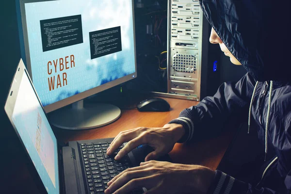 Hacker in the dark breaks the access to steal information — Stock Photo, Image