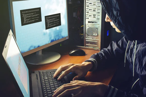 Hacker in het donker breekt de toegang om te stelen van informatie — Stockfoto