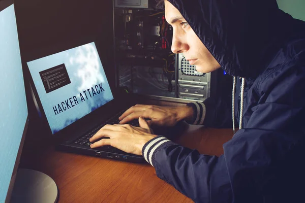 Hacker dalam gelap istirahat akses untuk mencuri informasi — Stok Foto