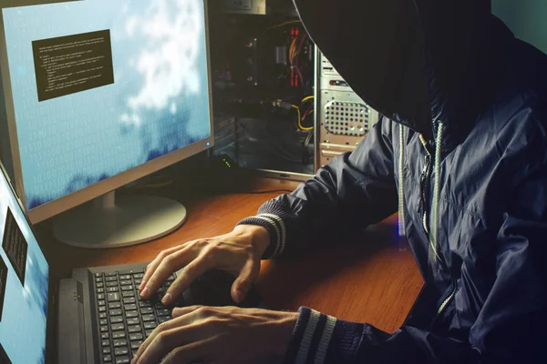Anonyme Hacker kein Gesicht in der Dunkelheit, bricht den Zugang — Stockfoto