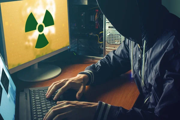 Jonge hacker in het donker infecteren computers en systemen — Stockfoto