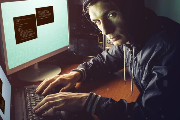 Hacker in het donker breekt de toegang om te stelen van informatie — Stockfoto