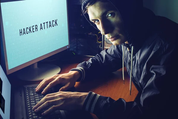 Hacker in het donker breekt de toegang om te stelen van informatie — Stockfoto